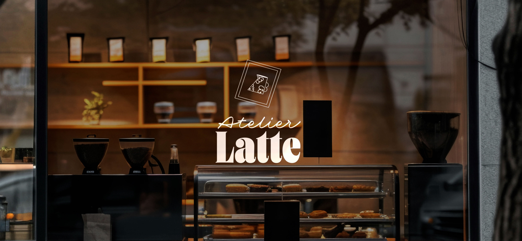 Vitrine du coffee shop Atelier Latte mettant en scène son identité visuelle