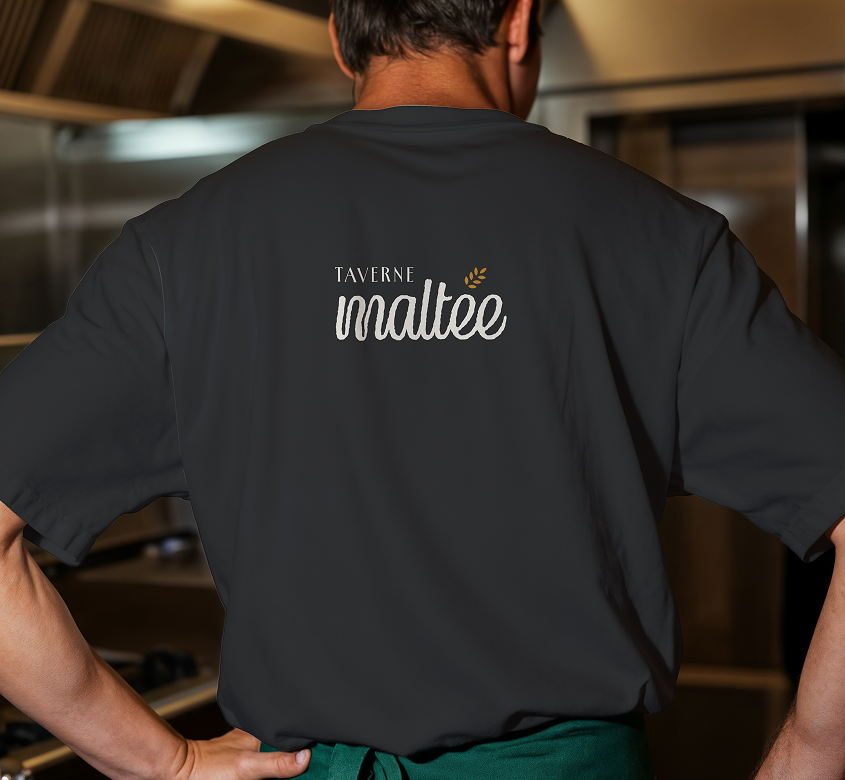 T-shirt mettant en valeur l'identité visuelle de La Taverne Maltée